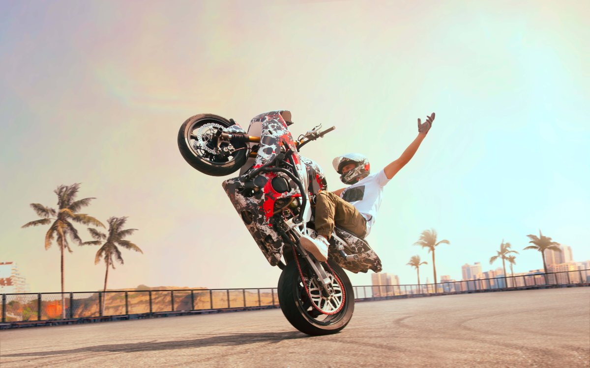 Rider haciendo un wheelie